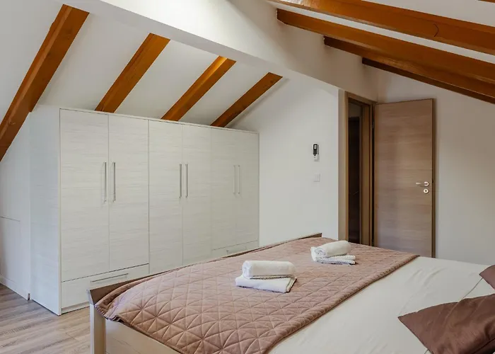 Four Seasons Apartment *