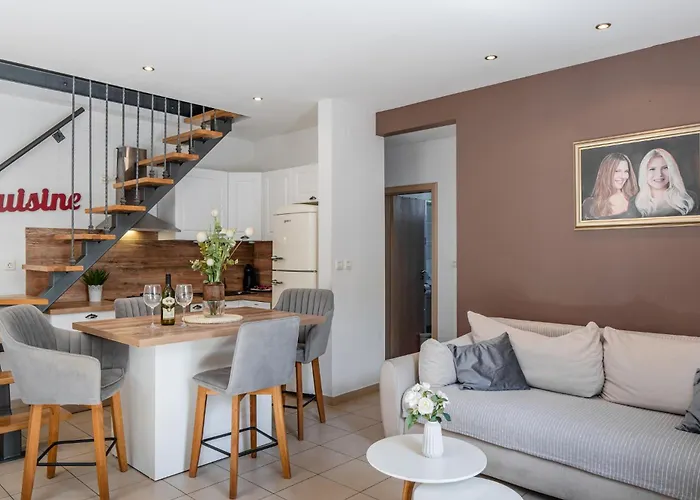 Four Seasons Apartment *